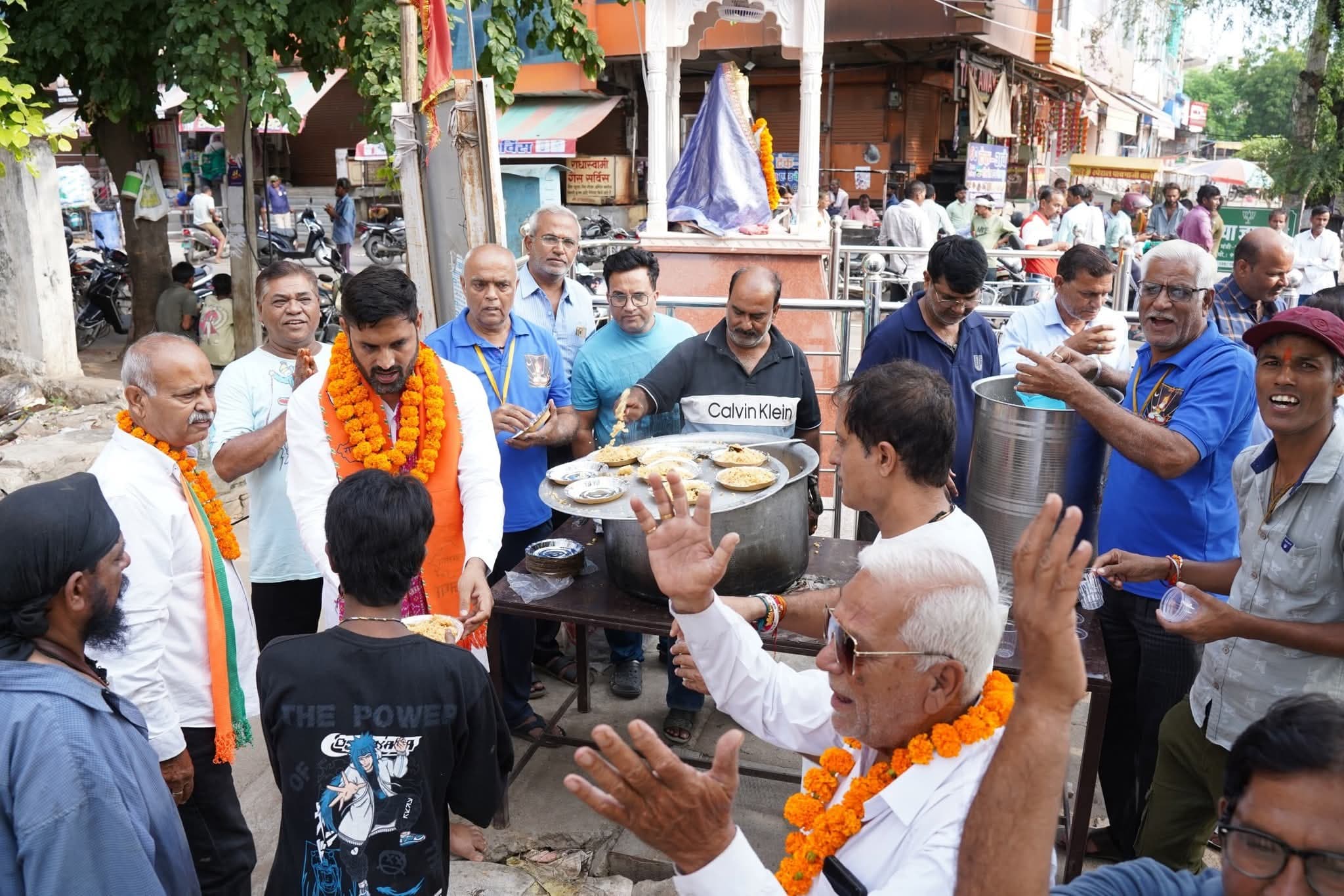 देव दर्शन और आशीर्वाद यात्रा: झूलेलाल चौक, झालाना भैरव मंदिर और राम मंदिर में टेका शीश, बांटा प्रसाद