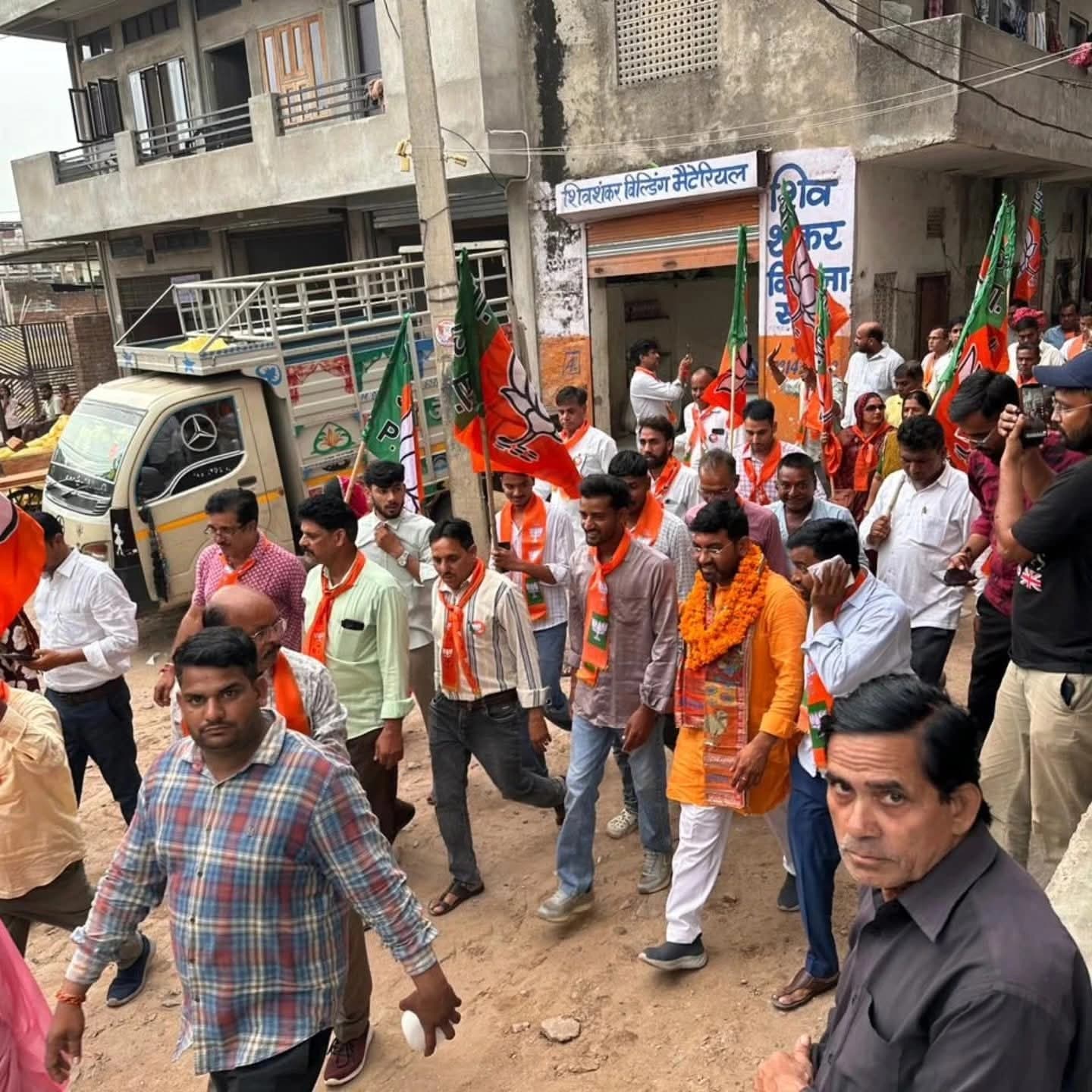 भाजपा प्रत्याशी गिरराज शर्मा ने वार्ड 57 में चुनाव प्रचार के दौरान अपार जनसमर्थन का अनुभव किया