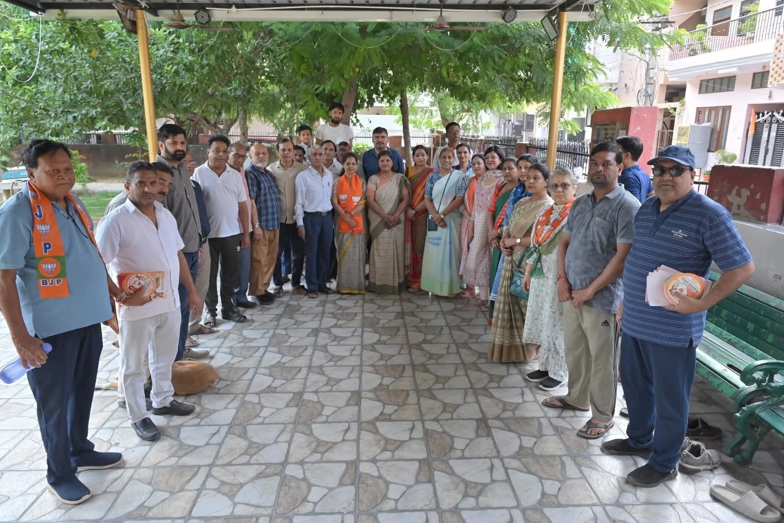 भाजपा प्रत्याशी शिवकांता पांडे का वार्ड 46 में डोर-टू-डोर अभियान, क्षेत्रवासियों ने किया समर्थन