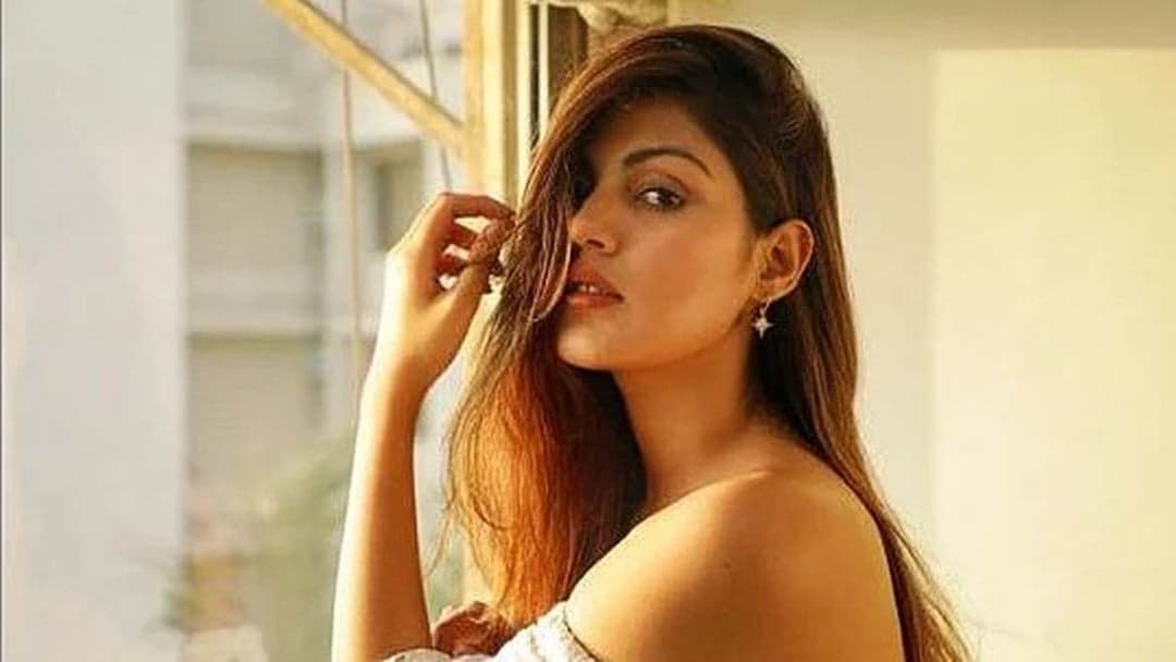 रिया चक्रवर्ती ने बताया पिता की नौकरी जाने का कारण