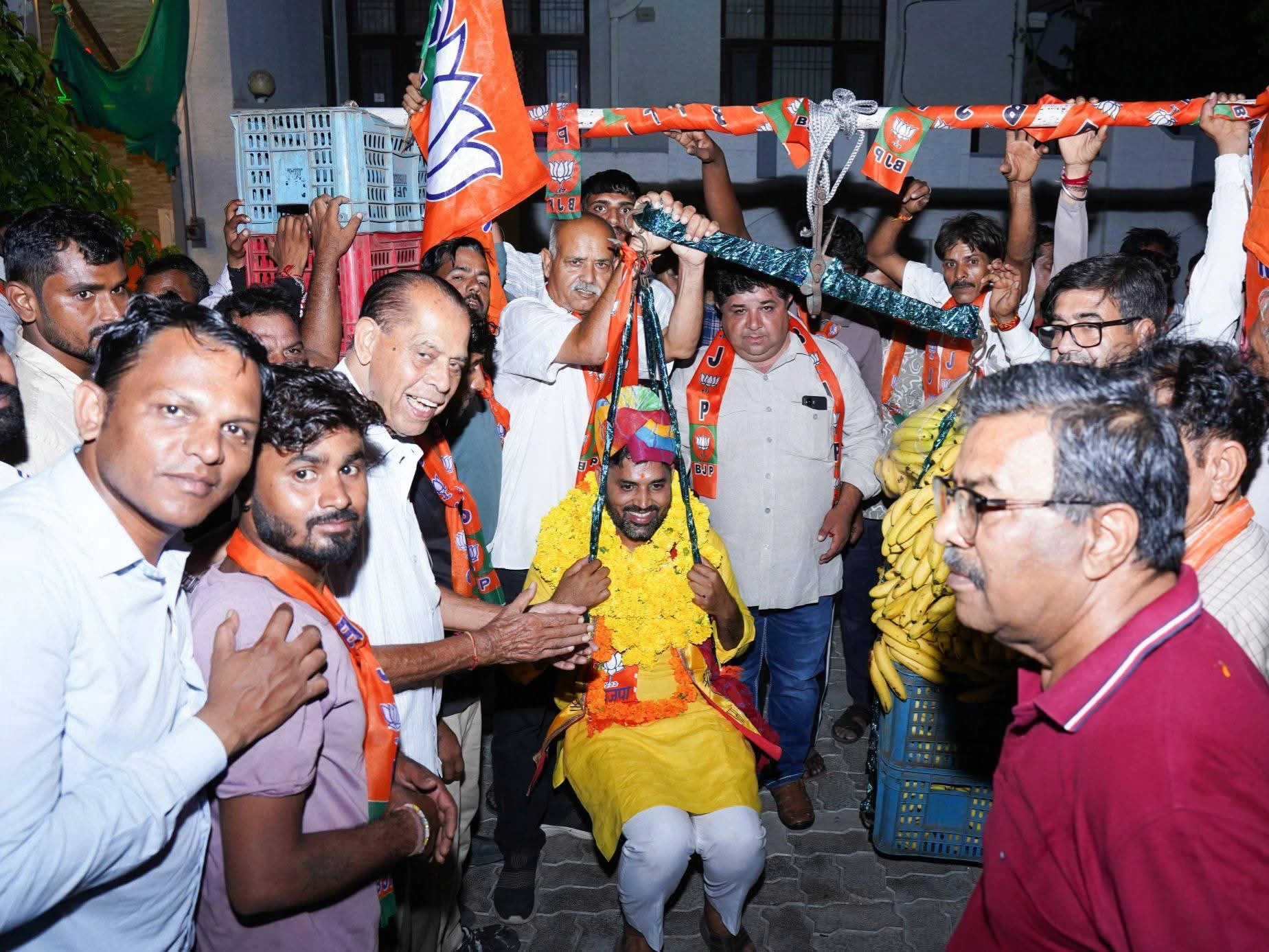 सघन जनसंपर्क अभियान: हंस विहार राम मंदिर एवं SFS सब्जी मंडी में व्यापारियों और आमजन से सीधा संवाद