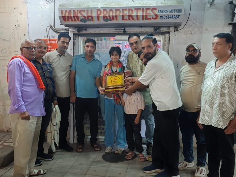 चेटीचंड सिंधी मेला समिति ने राष्ट्रीय तैराकी पदक विजेता परी भोजवानी को किया सम्मानित