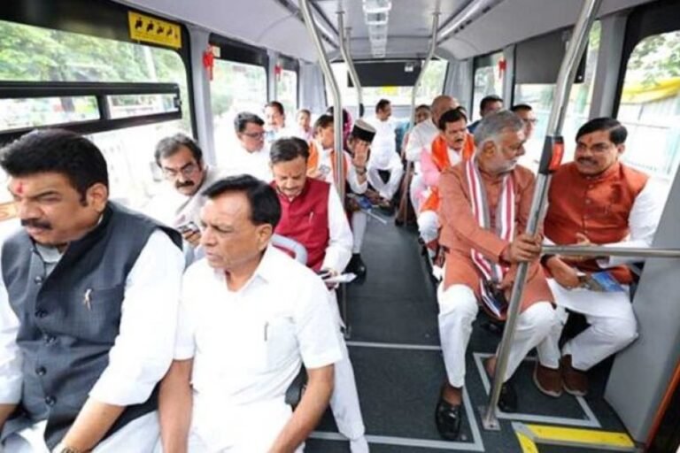 मुख्यमंत्री डॉ. यादव, मंत्रीगण सहित ई-बस से पहुंचे जगदीशपुर