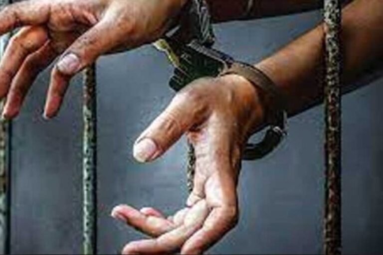 दिवंगत आरक्षक के परिवार से 19 लाख की वसूली का आरोप, थाना प्रभारी गिरफ्तार, अधिवक्ता फरार