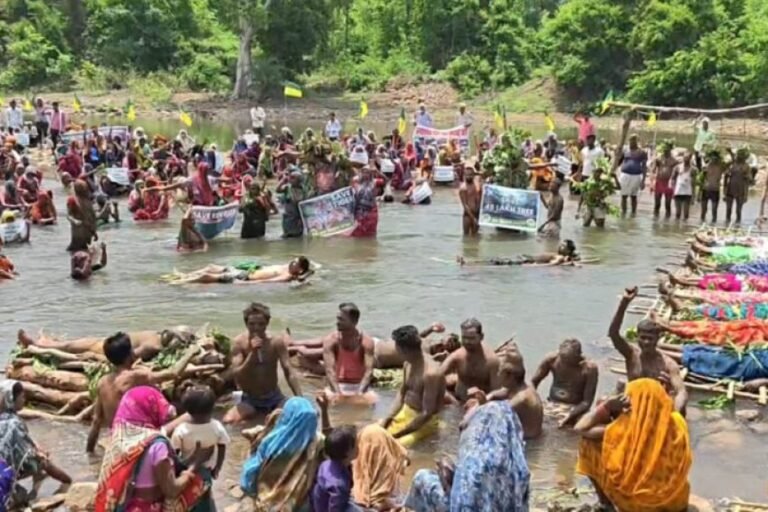 केन-बेतवा परियोजना: 17 दिन बाद खत्म हुआ ‘चिता आंदोलन’, प्रशासन ने प्रभावितों को बलपूर्वक हटाया, अनशन जारी