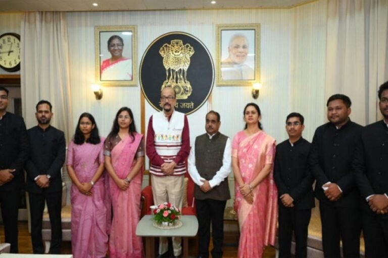 राज्यपाल से मिले प्रशिक्षु डिप्टी कलेक्टर, डेका बोले- सेवा भाव और संवेदनशीलता से निभाएं जिम्मेदारी