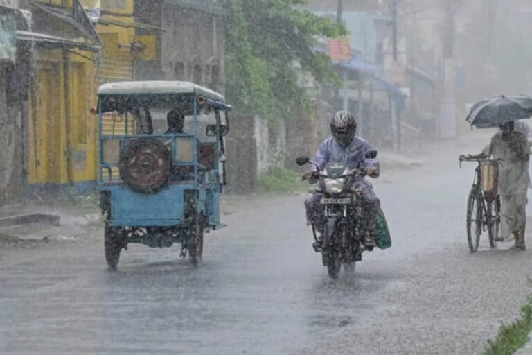MP Weather Update: मध्य प्रदेश में फिर मेहरबान मानसून, 15 जिलों में भारी से अति भारी बारिश का अलर्ट, 4 दिन जमकर बरसेंगे बादल