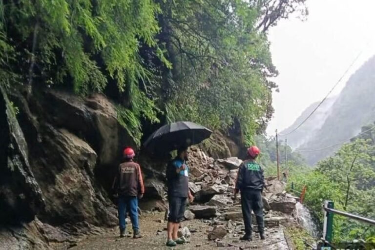 केदारनाथ यात्रा पर बारिश का ब्रेक! गोरीकुंड के पास मलबा-बोल्डर गिरने से यात्रा अगले आदेश तक स्थगित