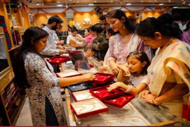 Gold Silver Price Crash: सोना-चांदी में बड़ी गिरावट, सिल्वर ₹4,000 टूटा, गोल्ड 1.45 लाख के नीचे