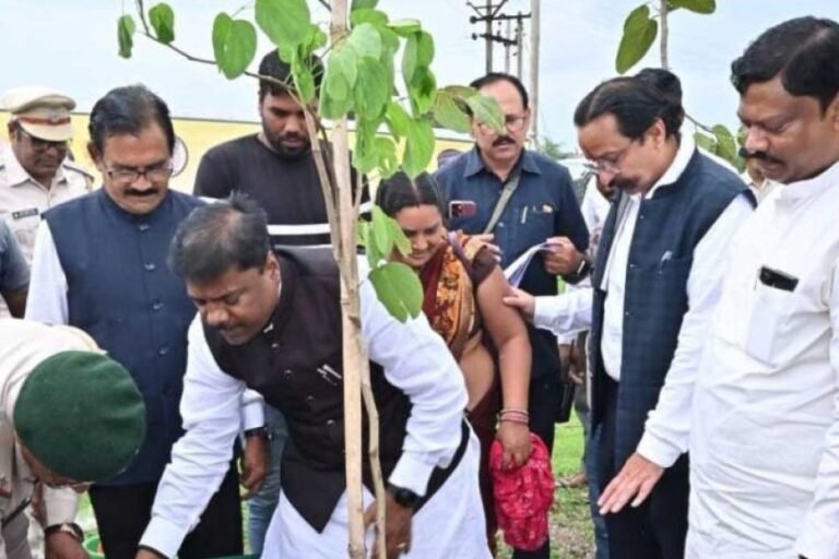 धमतरी बना प्रदेश का पहला जिला, जहाँ PACS के जरिए किसानों को मिलेगी ड्रोन स्प्रेयर सेवा