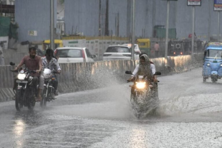 Weather Alert: गुजरात से जम्मू-कश्मीर और यूपी तक IMD का रेड अलर्ट, कई जिलों में भारी बारिश की चेतावनी