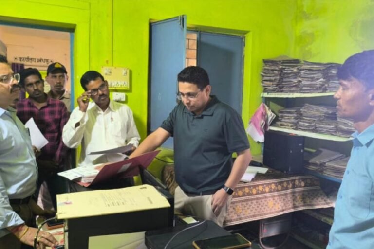कलेक्टर ने धनगवां सहकारी समिति का किया निरीक्षण