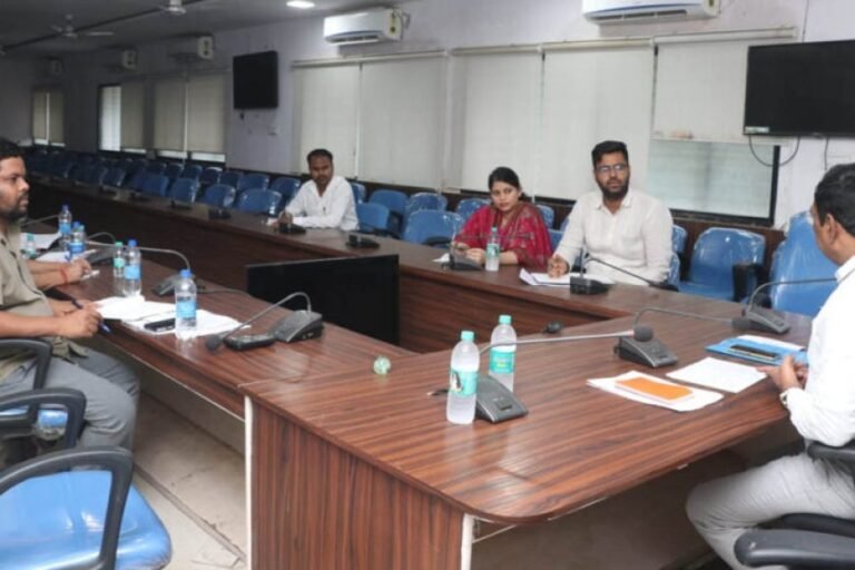 नगरीय निकायों में स्वच्छता पर विशेष ध्यान दें, कचरा फैलाने वालों पर लगायें जुर्माना – कलेक्टर