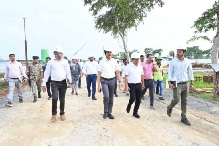 बिलासपुर संभागायुक्त ने निर्माणाधीन मेडिकल कॉलेज का किया निरीक्षण