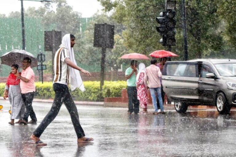 MP Weather Alert: भोपाल-इंदौर समेत 35 जिलों में भारी बारिश का अलर्ट, अगले 4 दिन जमकर बरसेंगे बदरा