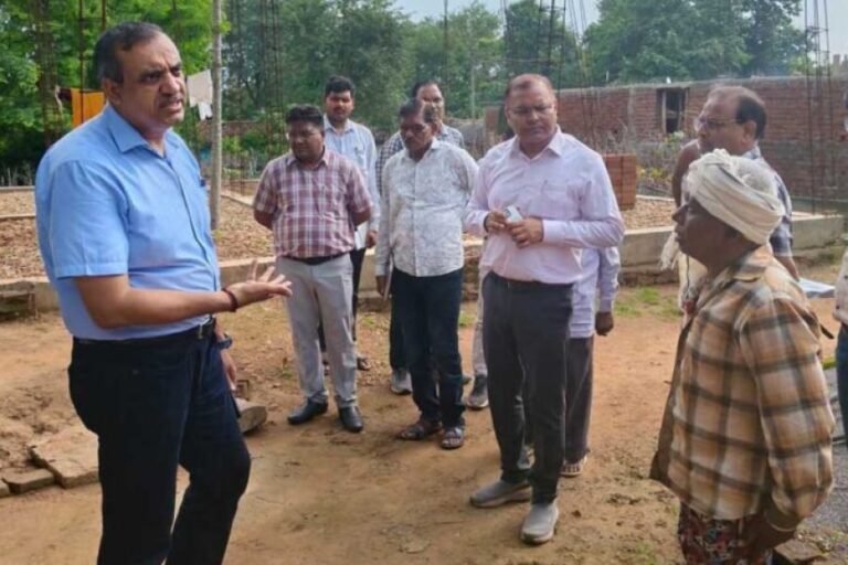 ग्राम चदैनिया में हितग्राहियों से किया संवाद, समय-सीमा में गुणवत्तापूर्ण आवास निर्माण के दिए निर्देश