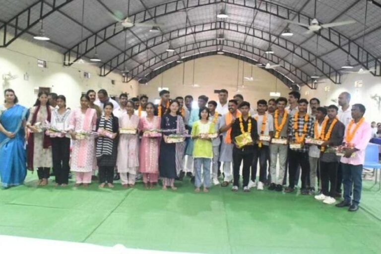 छू लो आसमान के सफल विद्यार्थियों का वन मंत्री केदार कश्यप ने किया सम्मान