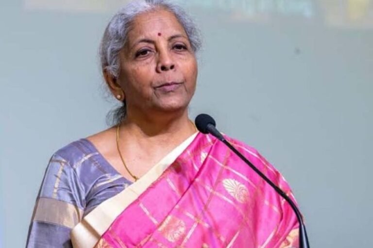 निर्मला सीतारमण की IT अधिकारियों को नसीहत, बोलीं- जनता को न भटकाएं