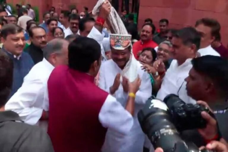 संसद में धर्मेंद्र प्रधान का भव्य स्वागत, इस्तीफे के बाद पहली बार पहुंचे तो NDA सांसदों ने पाग पहनाकर किया अभिनंदन