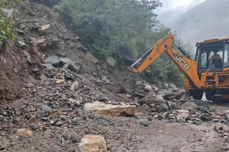 उत्तराखंड में बारिश का कहर: भूस्खलन से 140 सड़कें बंद, अगले 2 दिन भारी बारिश का अलर्ट