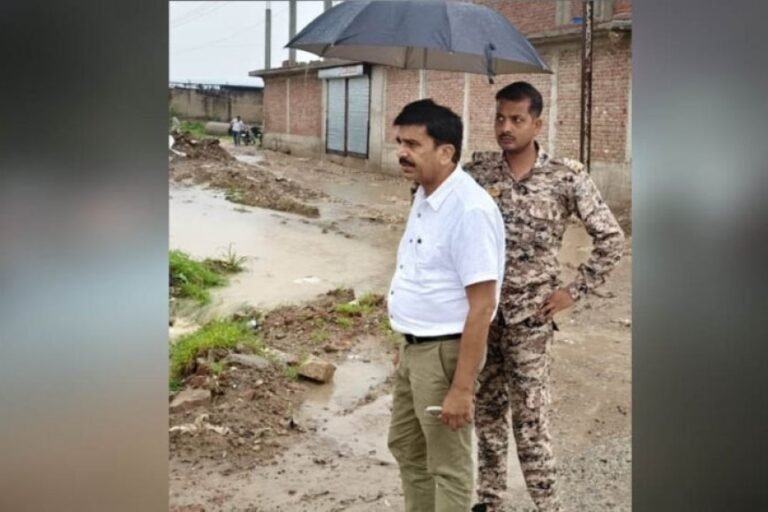 मुरैना: जलभराव मिला तो स्वास्थ्य अधिकारी पर होगी कार्रवाई, आयुक्त ने शहर का किया निरीक्षण