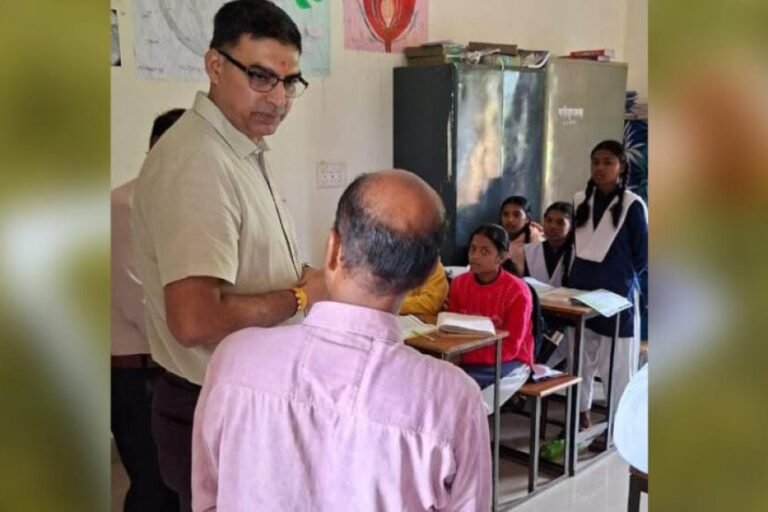 नवागत कलेक्टर रत्नाकर झा ने विद्यालयों एवं छात्रावास का किया निरीक्षण