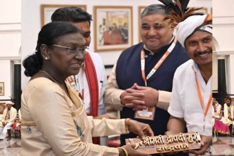 राष्ट्रपति द्रौपदी मुर्मु से छत्तीसगढ़ के बस्तर पंडुम-2026 के विजेताओं, परगना मांझी और पद्म पुरस्कार विजेताओं के प्रतिनिधिमंडल ने मुलाकात की