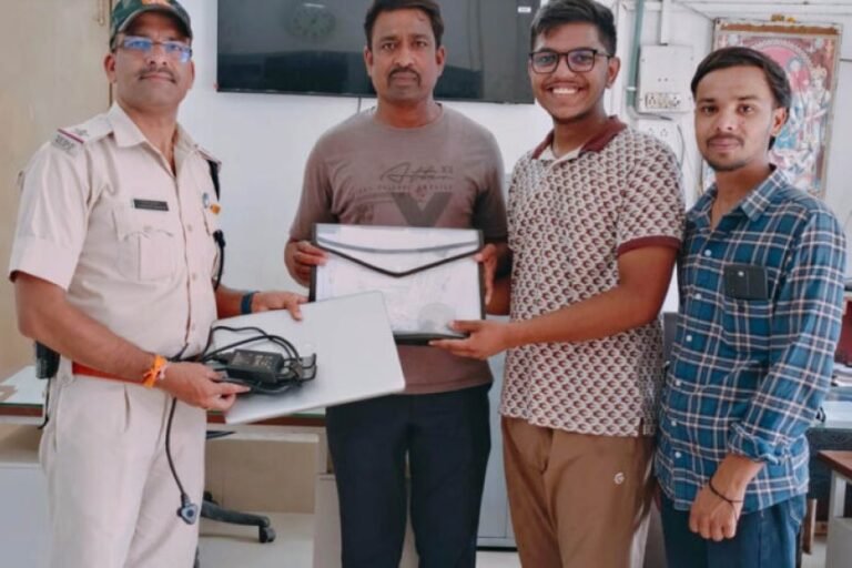 आरपीएफ ने ₹70 हजार मूल्य का लैपटॉप व महत्वपूर्ण दस्तावेजों से भरा बैग यात्री को सकुशल लौटाया