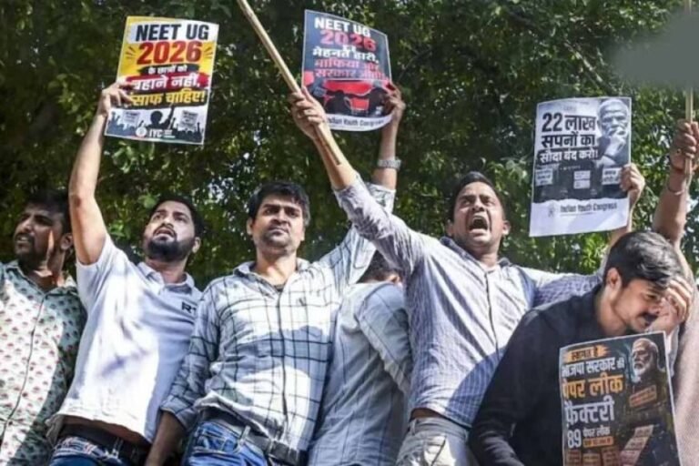 NEET पेपर लीक प्रदर्शन में अश्लीलता फैलाने वालों की तलाश में पुलिस, नाबालिगों की भूमिका भी जांच के दायरे में