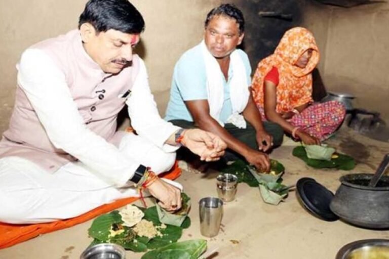 मुख्यमंत्री डॉ. यादव ने जनजातीय परिवार के घर किया भोजन