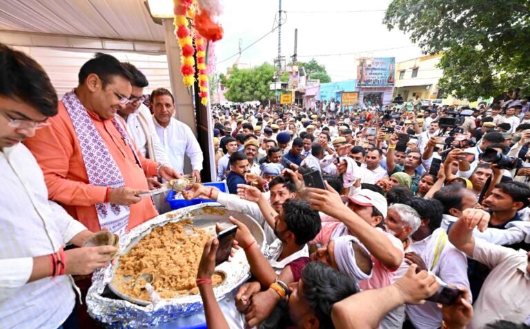 मुख्यमंत्री भजनलाल शर्मा ने पूंछरी का लौठा स्थित श्रीनाथजी मंदिर में की पूजा-अर्चना, श्रद्धालुओं को बांटी प्रसादीमुड़िया पूर्णिमा (गुरु पूर्णिमा) के अवसर पर की जल सेवा और पुष्प वर्षा; ‘गिरिराज महाराज की जय’ के जयकारों से गूंजा परिक्रमा मार्ग