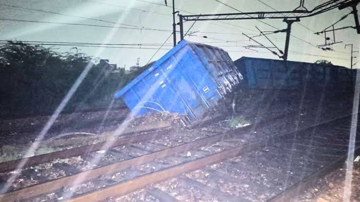 गाजियाबाद में मालगाड़ी के छह डिब्बे पटरी से उतरे, 53 ट्रेनें हुई प्रभावित