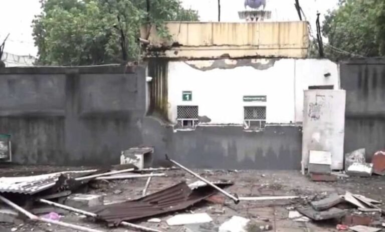 पाकिस्तान की हरकत का दिल्ली से जवाब, हाई कमीशन के बाहर सुरक्षा ढांचा हटाने पहुंचा बुलडोजर