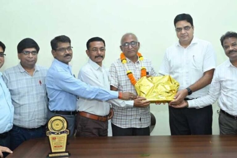 जनसंपर्क संचालनालय के सहायक ग्रेड-03 गुलजारी लाल तम्बोली को सेवानिवृत्ति पर दी गई भावभीनी विदाई