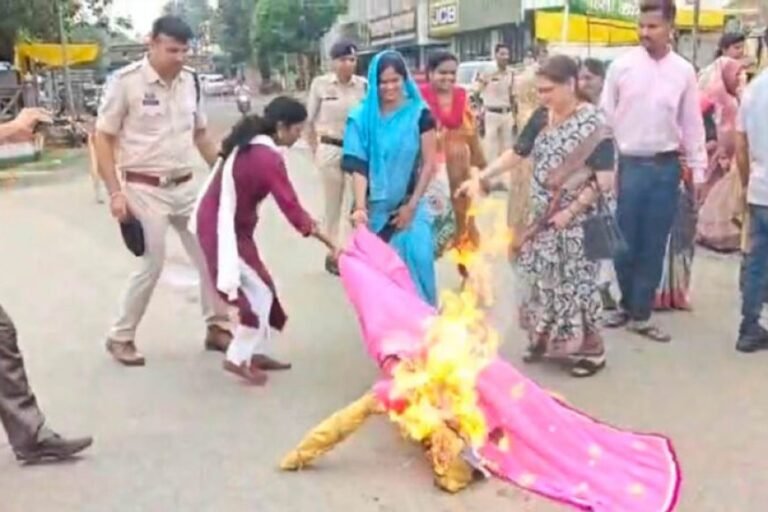 महिलाओं के सम्मान पर सियासत गरम: केंद्रीय मंत्री प्रह्लाद जोशी और सांसद कंगना रनौत के खिलाफ महिला कांग्रेस का उग्र प्रदर्शन, सार्वजनिक माफी की मांग