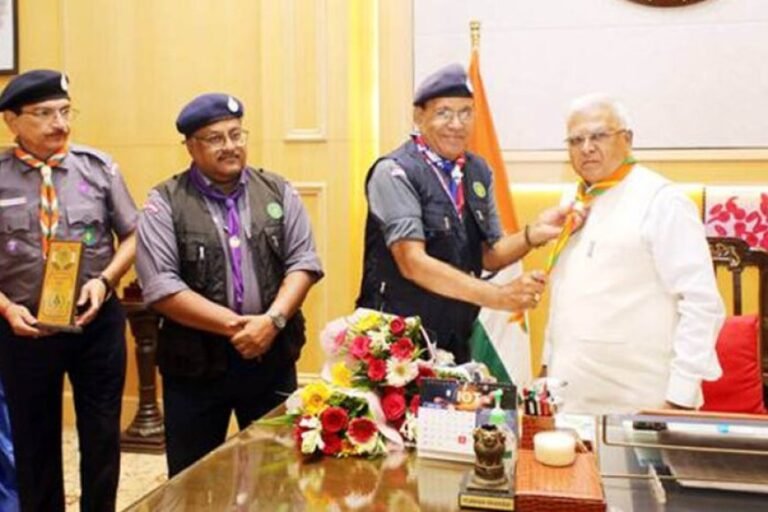 राज्यपाल पटेल ने स्काउट्स एवं गाइड स्कार्फ धारण किया