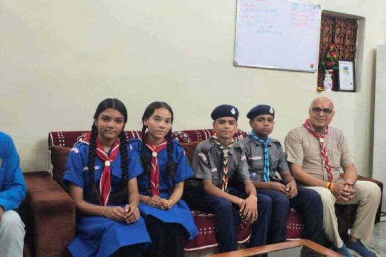 विश्व स्कार्फ दिवस पर सांसद, कलेक्टर सहित जनप्रतिनिधियों एवं अधिकारियों को पहनाया गया स्काउट स्कार्फ