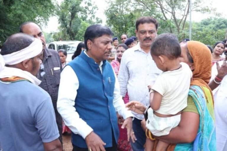 बाढ़ प्रभावित परिवारों के बीच पहुंचे वन मंत्री केदार कश्यप