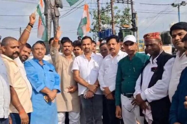 दतिया उपचुनाव में कांग्रेस की जीत पर सिंगरौली में जश्न, कार्यकर्ताओं ने बांटी मिठाई