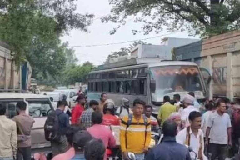 CG में बस और बोलेरो की जोरदार टक्कर, कई यात्री घायल