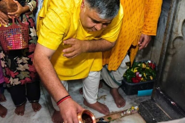 श्रावण के प्रथम सोमवार पर कैबिनेट मंत्री राजेश अग्रवाल ने लखनपुर शिव मंदिर में विधि-विधान से किया जलाभिषेक, प्रदेशवासियों के सुख, शांति, समृद्धि और खुशहाली की कामना