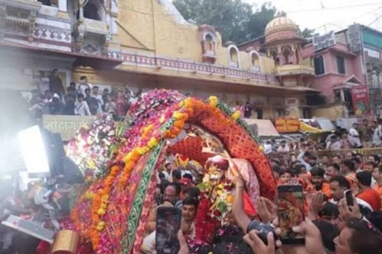 श्रावण के प्रथम सोमवार भगवान महाकाल मनमहेश स्वरूप में नगर भ्रमण पर निकले
