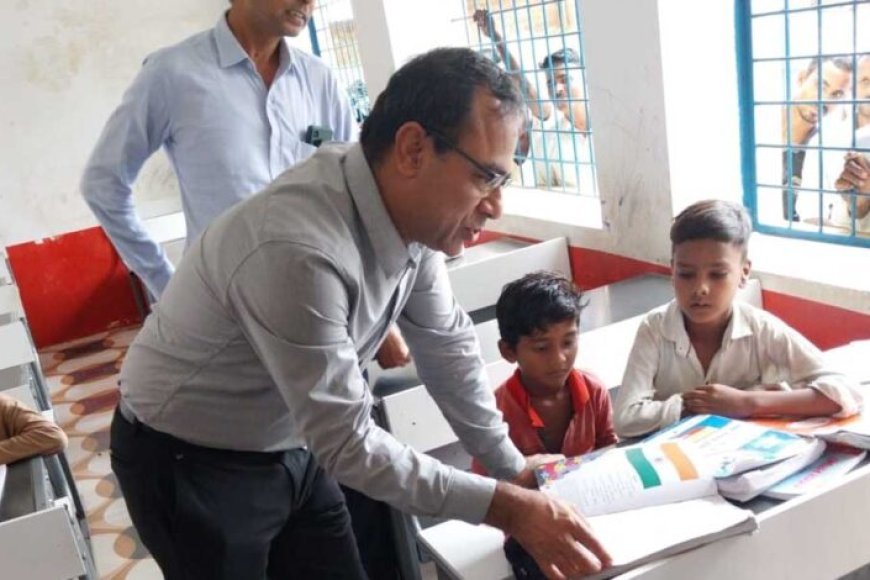 स्कूल शिक्षा विभाग के प्रमुख सचिव ने बच्चों के साथ बैठकर देखी पढ़ाई, शिक्षकों से संवाद कर शिक्षा की गुणवत्ता पर दिए सुझाव
