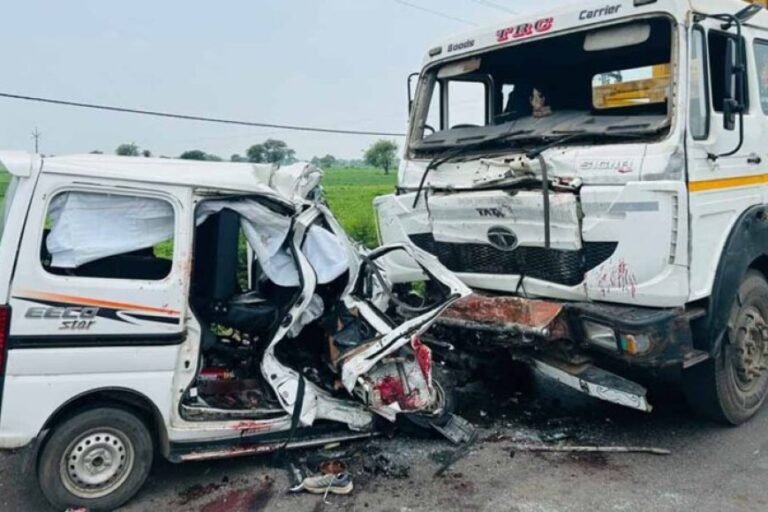 धार में दर्दनाक सड़क हादसा, गुजरात के युवकों की वैन को ट्रॉले ने मारी टक्कर; 6 की मौत