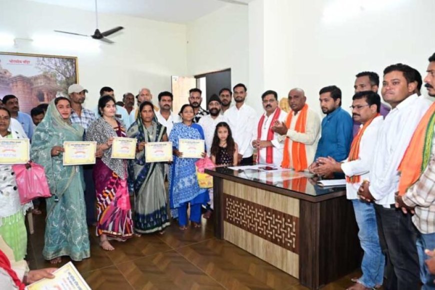 उप मुख्यमंत्री विजय शर्मा ने कवर्धा के हितग्राहियों को सौंपे पीएम आवास योजना शहरी 2.0 के स्वीकृति पत्र