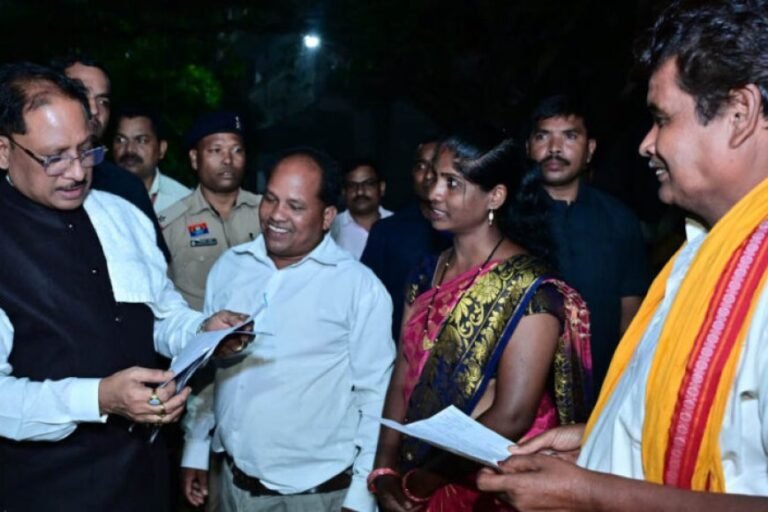 रायपुर : बगिया में मुख्यमंत्री विष्णु देव साय ने सुनी आम लोगों की आवाज, समस्याओं के निराकरण के दिए सख्त निर्देश