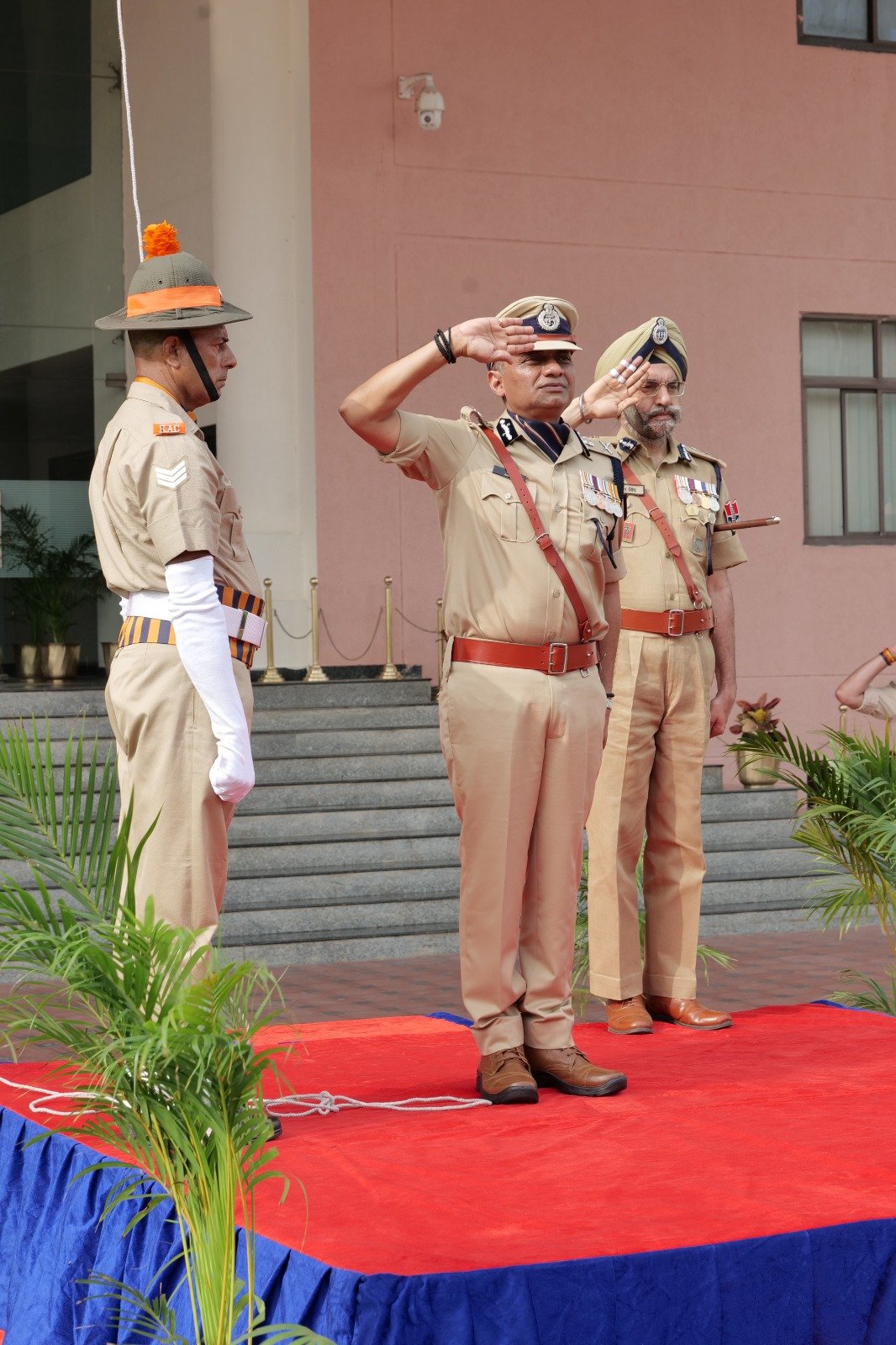 जयपुर: पुलिस मुख्यालय में स्वतंत्रता दिवस पर 15 मंत्रालयिक कार्मिक सम्मानित, डीजी संजय अग्रवाल ने फहराया तिरंगा