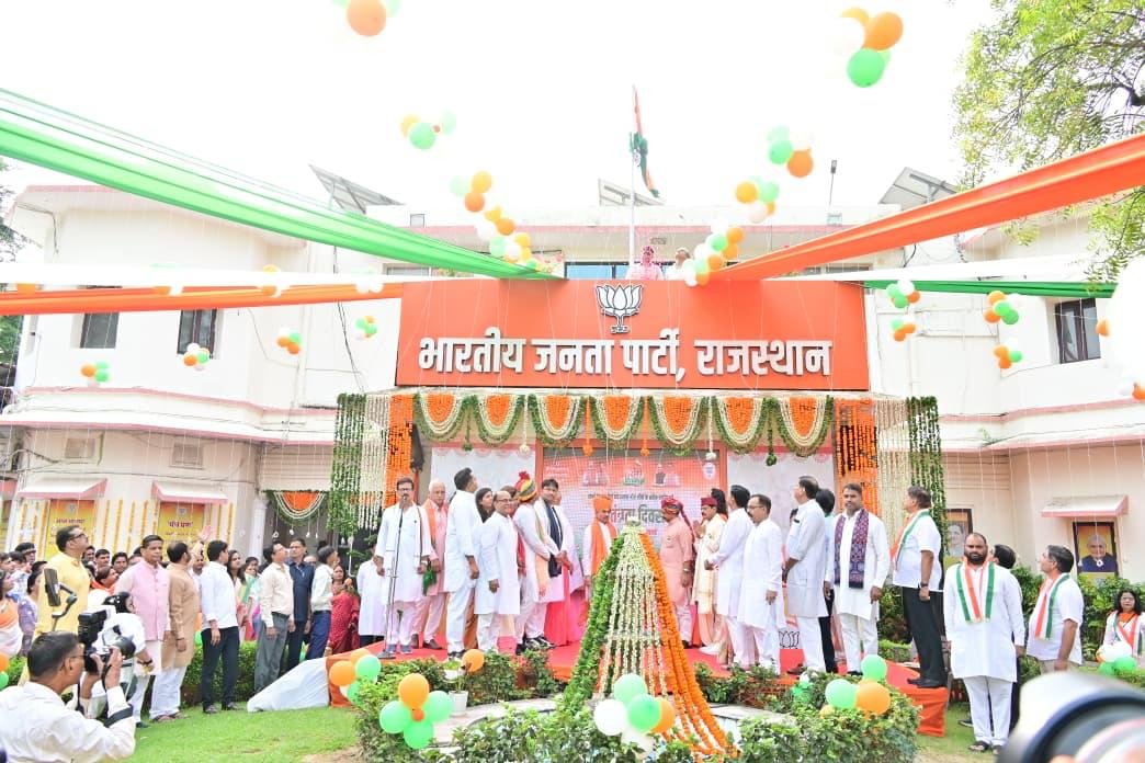 भाजपा प्रदेश कार्यालय में मदन राठौड़ ने फहराया तिरंगा, बोले- ‘राष्ट्रभक्ति और राष्ट्रीय चरित्र से ही साकार होगा विकसित भारत का संकल्प’