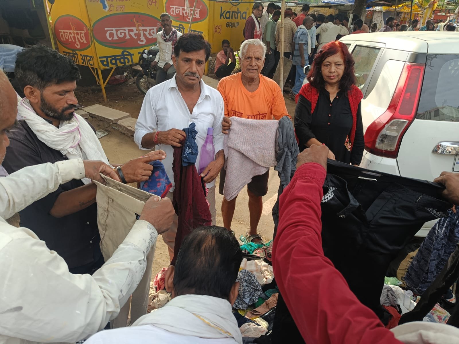 जयपुर: दादी का फाटक पर संयुक्त विकास समिति और श्री झूलेलाल सेवा समिति ने जरूरतमंदों को बांटे कपड़े व उपयोगी सामान