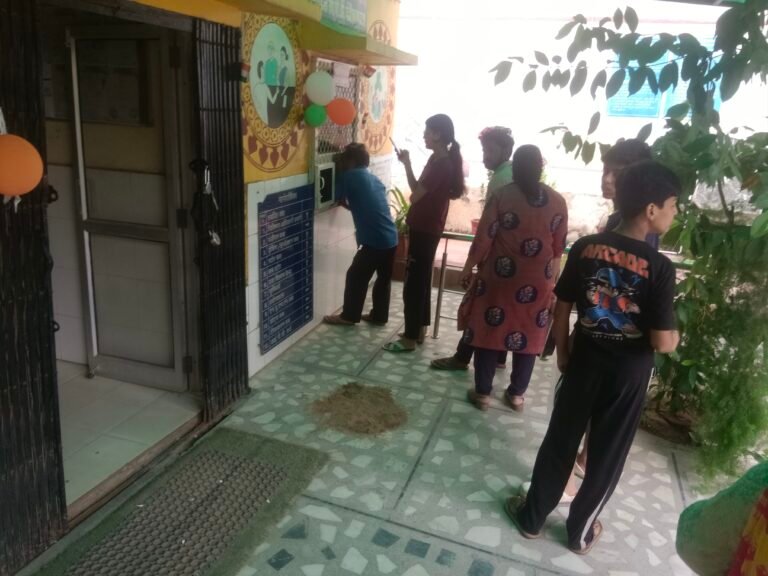 अग्रवाल फार्म सरकारी अस्पताल: बाहर पड़ोसी का मलबे का ढेर, अंदर गंदगी का आलम; स्वास्थ्य व्यवस्था की खुली पोल